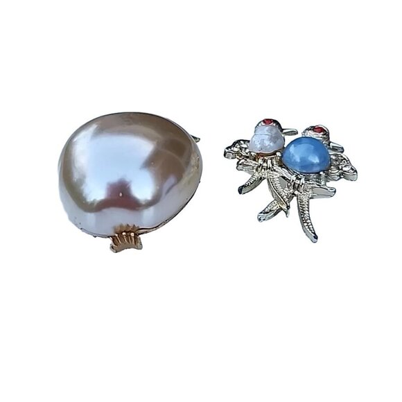 VTG Simulated Pearl Parrot Birds W/Red Eyes & Signed JJ Apple Brooch Set Of 2 - Picture 5 of 10